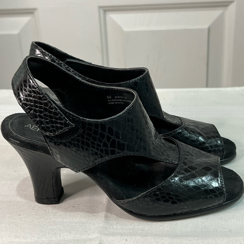 Aerosoles black vegan leather Ginerator snake embossed sandals size 6 - Picture 2 of 12